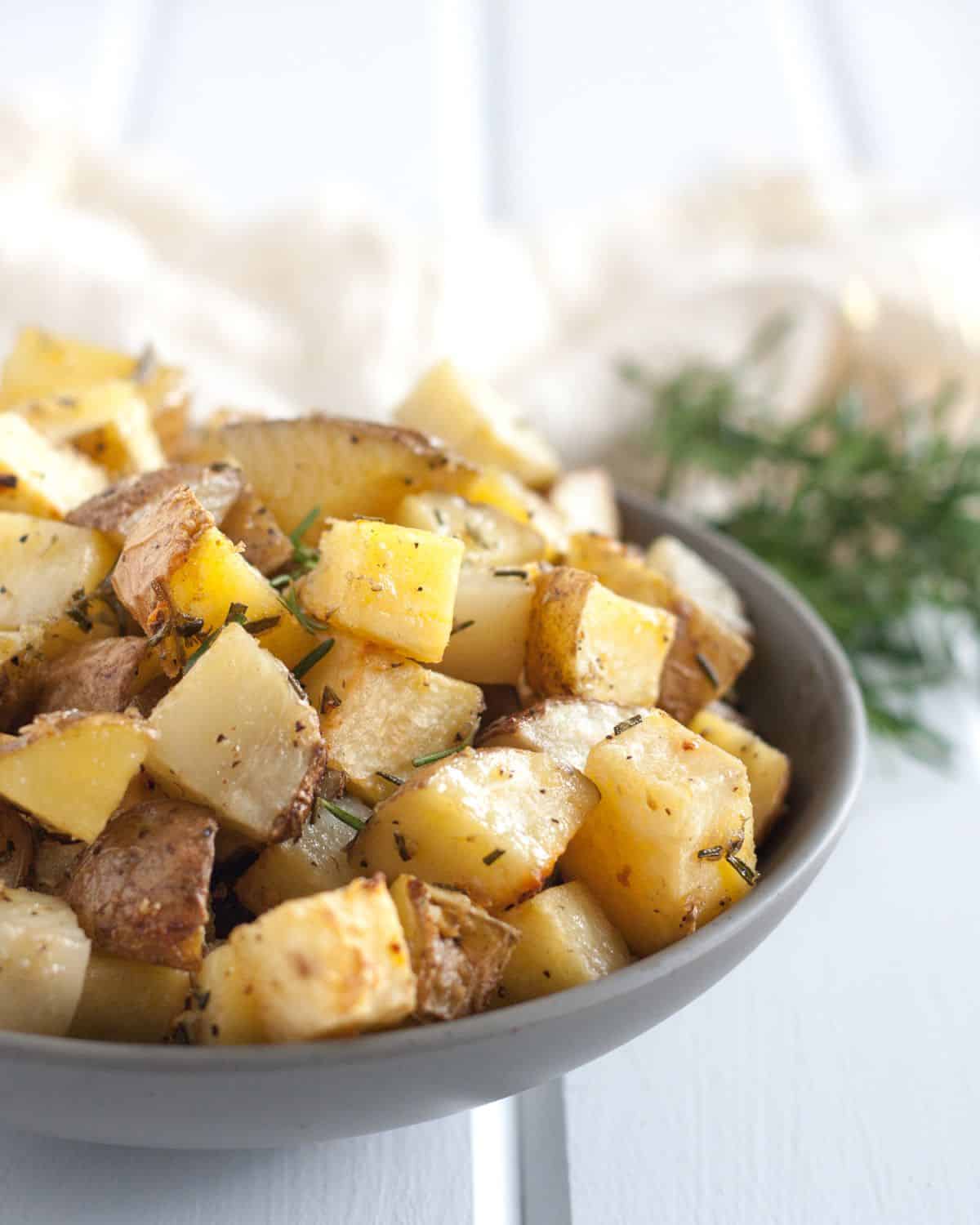 Crazy good rosemary garlic oven roasted potatoes - an easy to make side dish. Recipe on GoodieGodmother.com