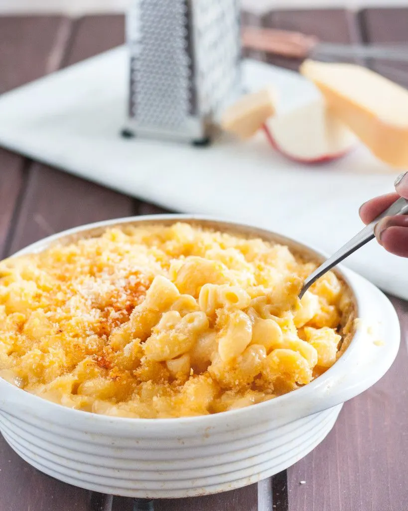 This extra cheesy baked macaroni is the ultimate in comfort food! Ultimate baked macaroni and cheese recipe on GoodieGodmother.com