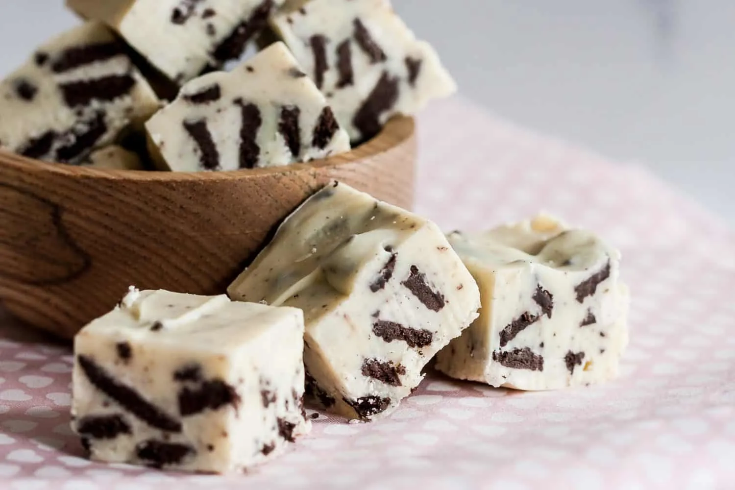 With just 4 ingredients and a few minutes, you can whip up this crowd-pleasing easy cookies and cream fudge! This easy fudge recipe is perfect for parties or a sweet edible gift. * GoodieGodmother.com