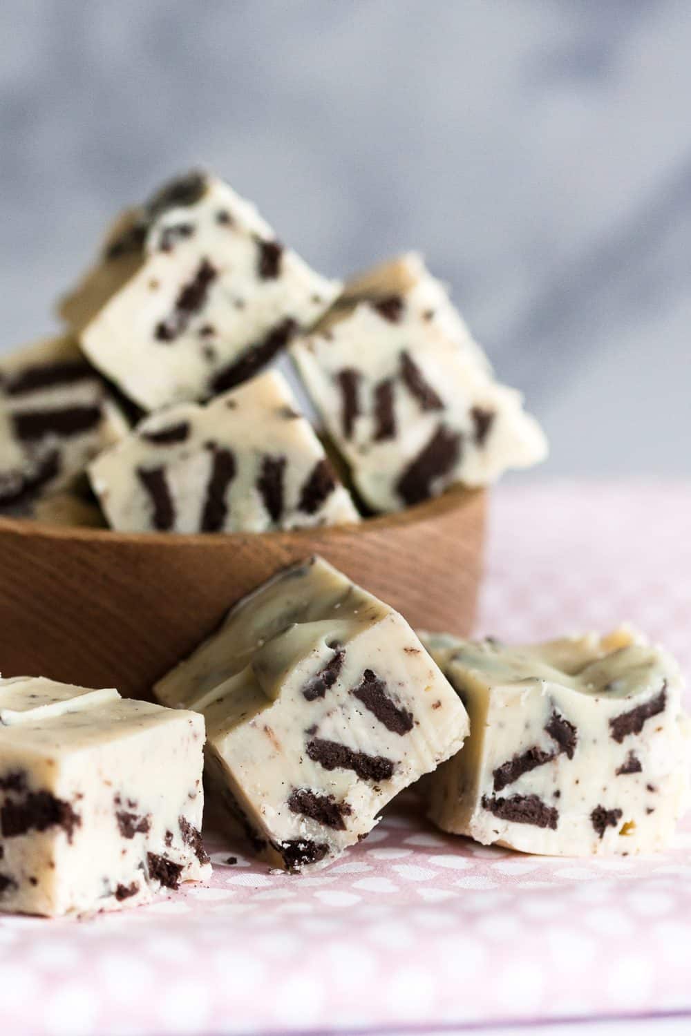 With just 4 ingredients and a few minutes, you can whip up this crowd-pleasing easy cookies and cream fudge! This easy fudge recipe is perfect for parties or a sweet edible gift. * GoodieGodmother.com