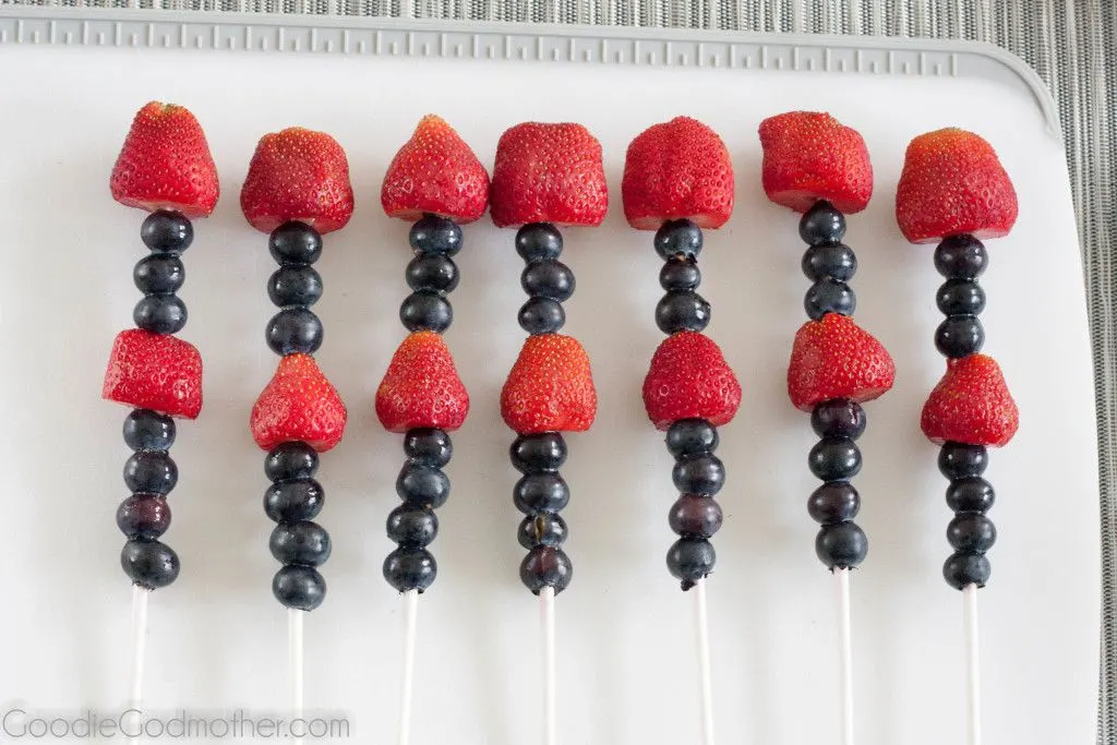 Make this healthy and easy Fourth of July dessert! Summer berry "sparklers" by GoodieGodmother.com