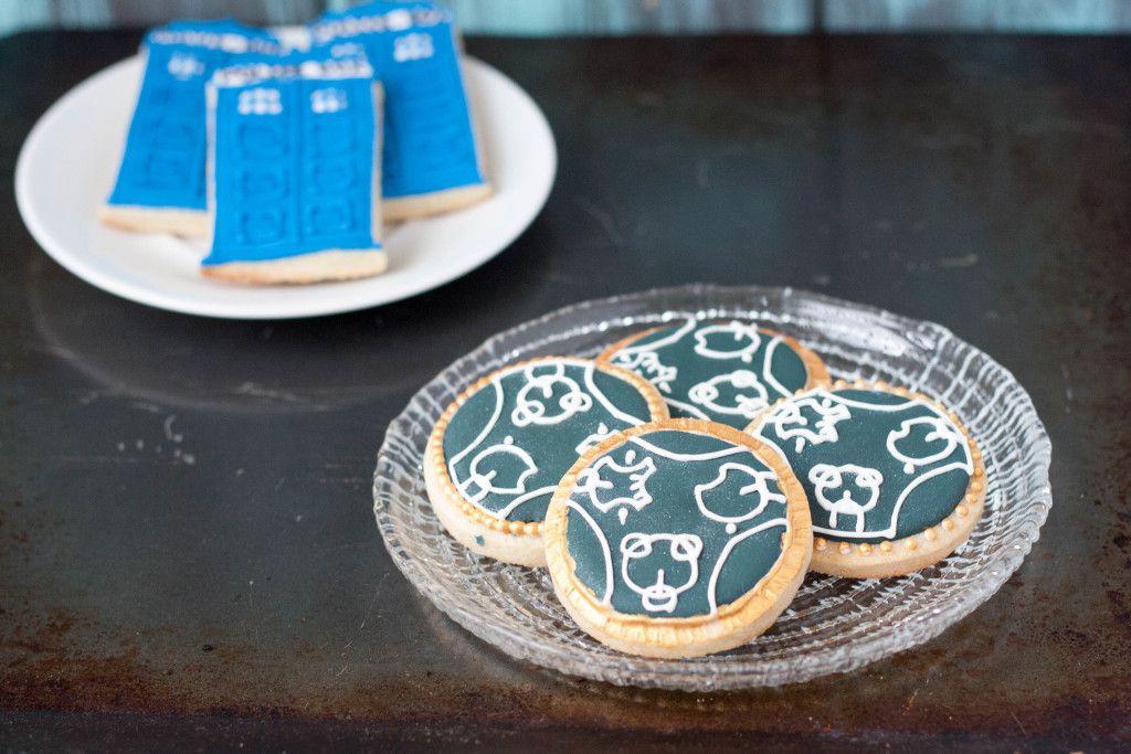Doctor Who Wedding Cookies Tutorial - The perfect favor or dessert table addition for a Doctor Who wedding, customized with the couple's names in Gallifreyan. Get the tutorial on GoodieGodmother.com