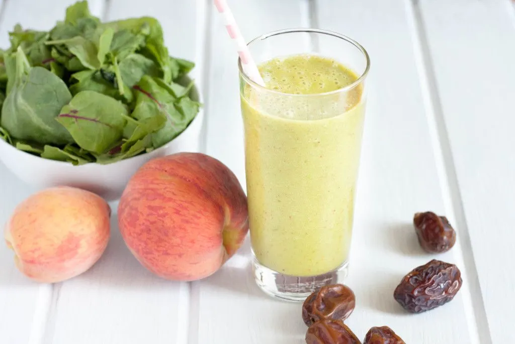 Healthy peach green smoothie recipe. #vegan #dairyfree #greensmoothie