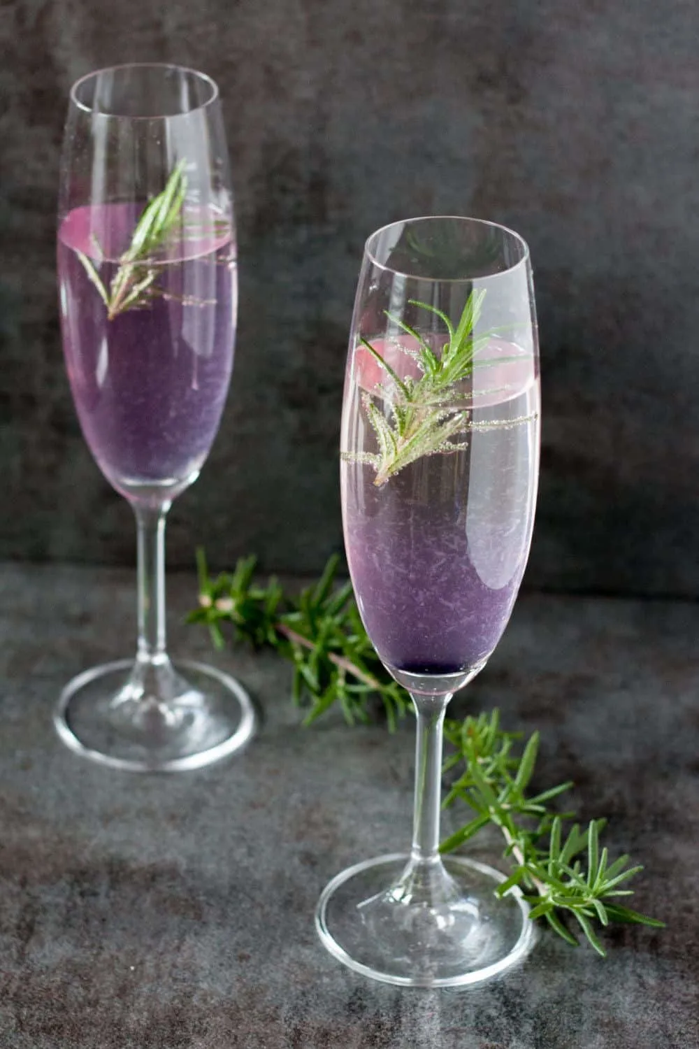 A refreshing New Year's Eve Cocktail! Get the color changing Rosemary 75 champagne cocktail recipe on GoodieGodmother.com