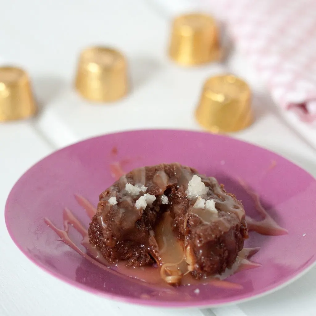 Mini Salted Caramel Rolo Brownies #brolos - Easy 1-bowl recipe to make these cute and portable mini lava cakes, brownies, whatever you want to call this deliciousness!