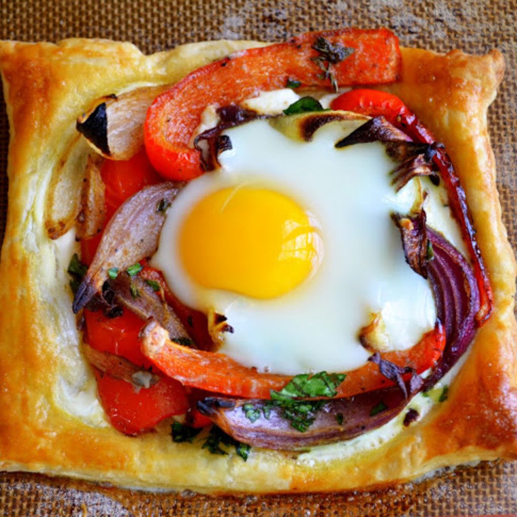 Red Pepper Baked Egg Galette - 25 Amazing Brunch Recipes you should resolve to make in 2016! Get the full list on GoodieGodmother.com