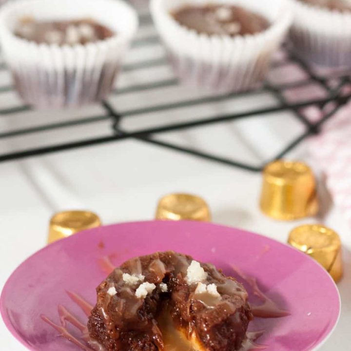 Mini Salted Caramel Rolo Brownies #brolos - Easy 1-bowl recipe to make these cute and portable mini lava cakes, brownies, whatever you want to call this deliciousness!