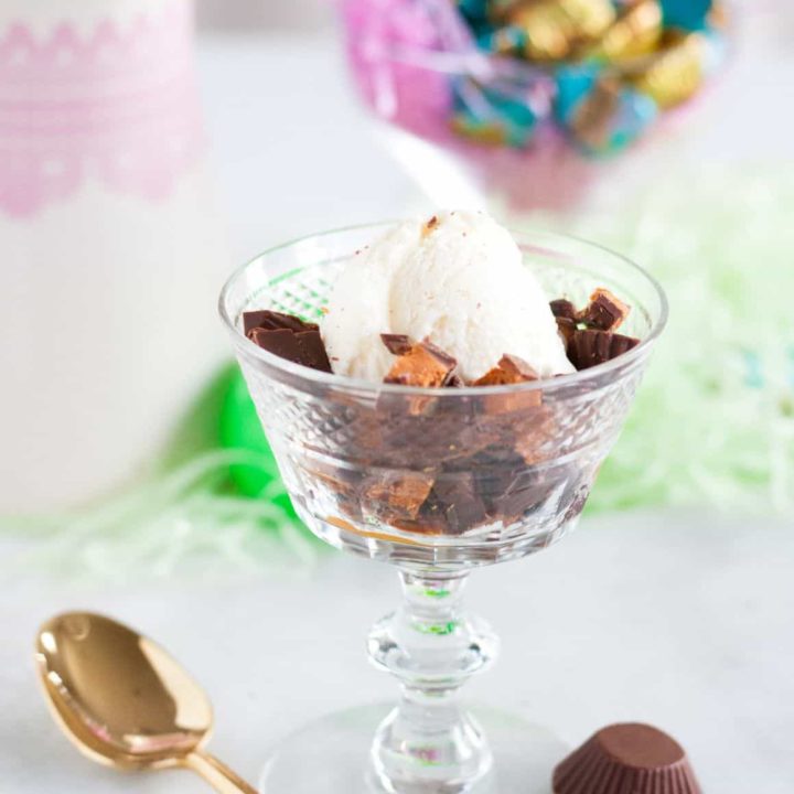 #ad #EggcellentTreats Easter baking made easy with Slow Cooker BUTTERFINGER® Brownie Sundaes! Get the recipe on GoodieGodmother.com