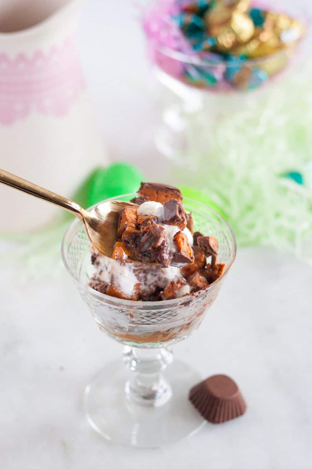 #ad #EggcellentTreats Easter baking made easy with Slow Cooker BUTTERFINGER® Brownie Sundaes! Get the recipe on GoodieGodmother.com 