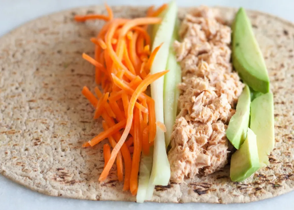 Get your spicy tuna fix in minutes with this easy spicy tuna wraps recipe! * GoodieGodmother.com