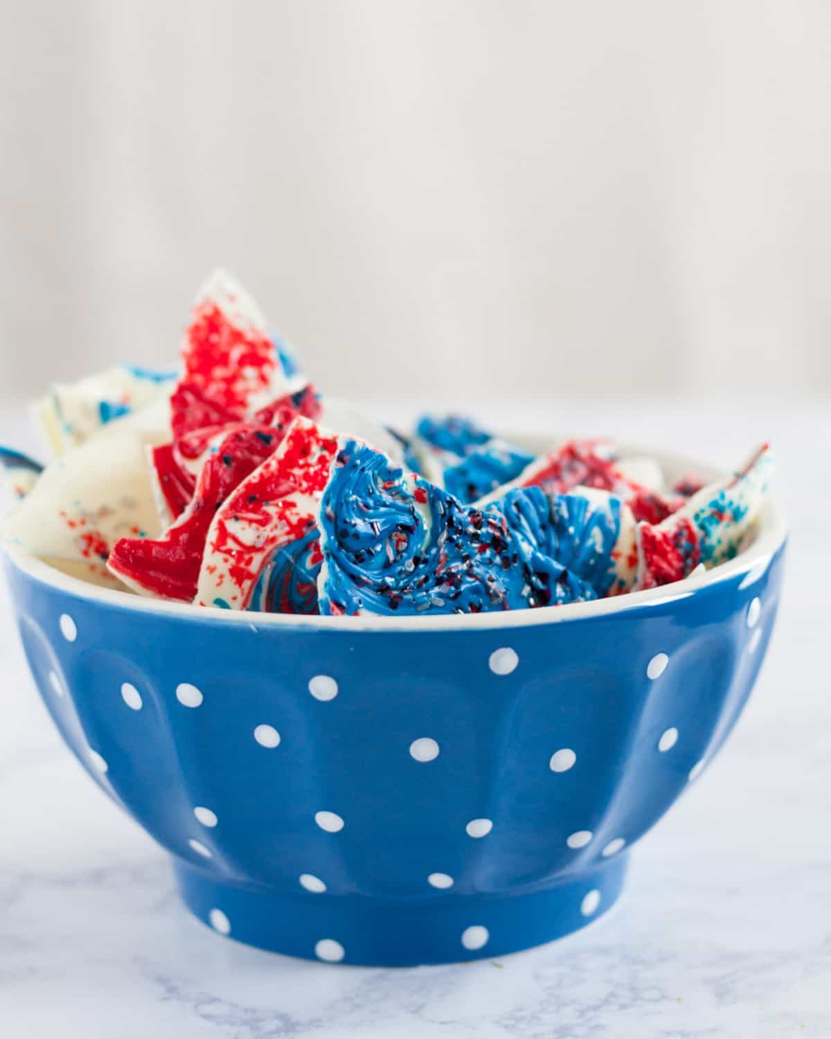 This fireworks inspired bark is a simple no bake dessert perfect to make with kids for any patriotic holiday. * How-to and video on GoodieGodmother.com