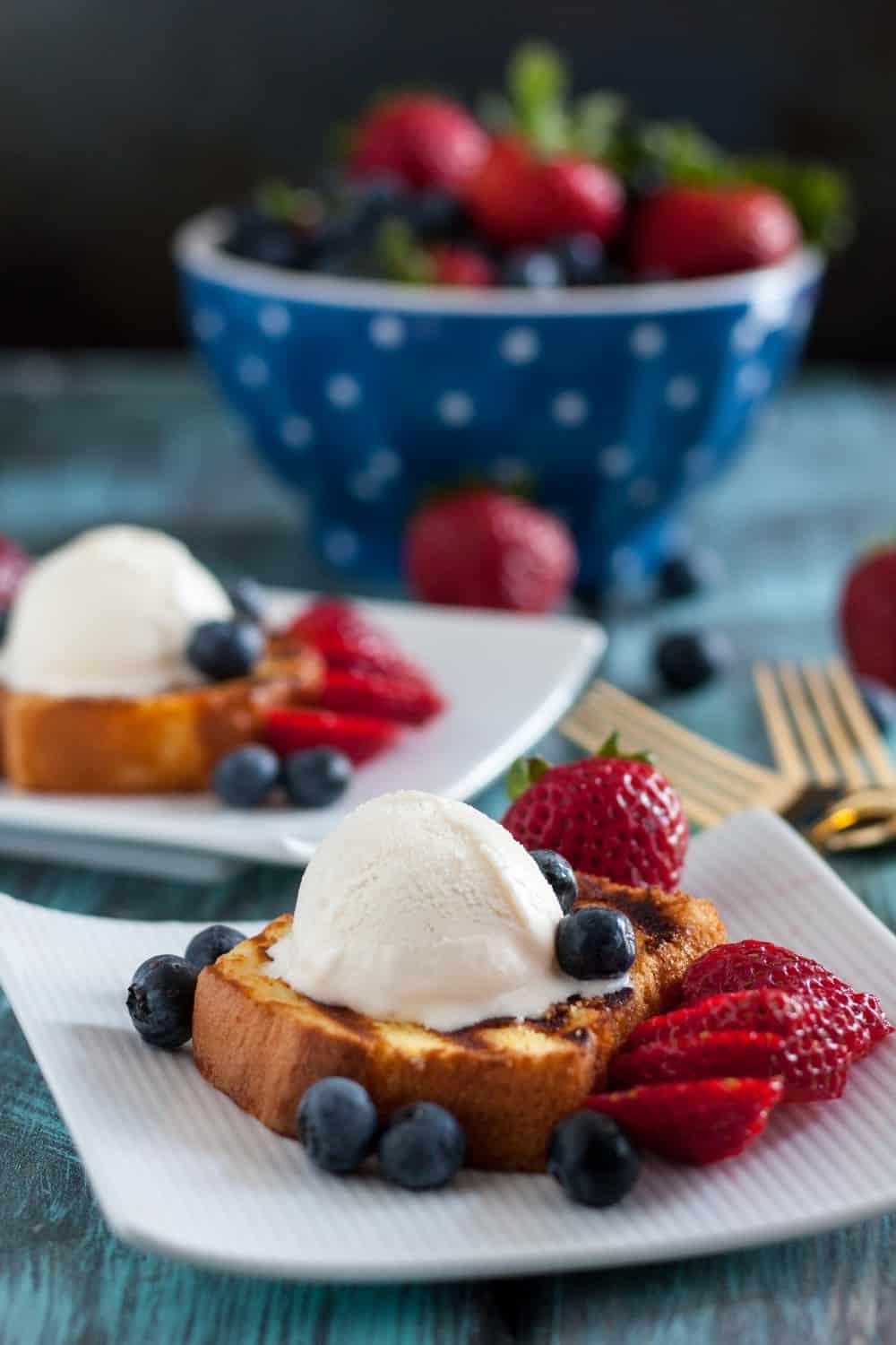 Grilled Pound Cake Sundaes - This is how I make dessert for 8 people in 10 minutes or less. * Recipe on GoodieGodmother.com