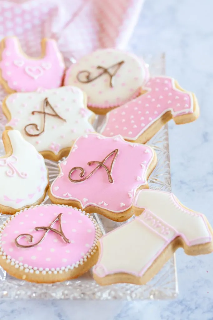 A little creativity and time are all you need to create monogrammed sugar cookies - even if you don't have a projector! This post and video will show you how to make monogrammed <a href=