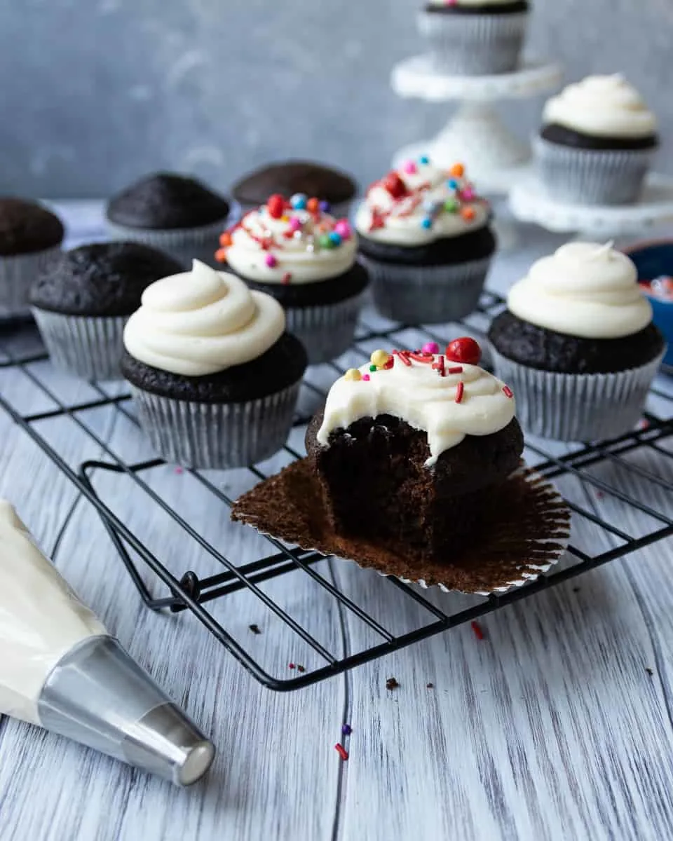 What's the point of chocolate cake if there's not chocolate in the batter? Problem solved with these chocolaty chocolate cupcakes! This perfect chocolate cupcake recipe is the only one I need... * Recipe on GoodieGodmother.com