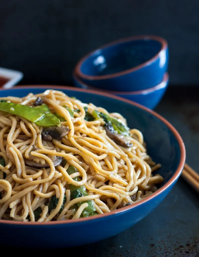 A few minutes is all it takes to whip up this easy garlicky vegetable lo mein recipe! This is a great quick takeaway "copycat" recipe for weeknight meals. * Recipe on GoodieGodmother.com