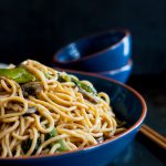 A few minutes is all it takes to whip up this easy garlicky vegetable lo mein recipe! This is a great quick takeaway "copycat" recipe for weeknight meals. * Recipe on GoodieGodmother.com