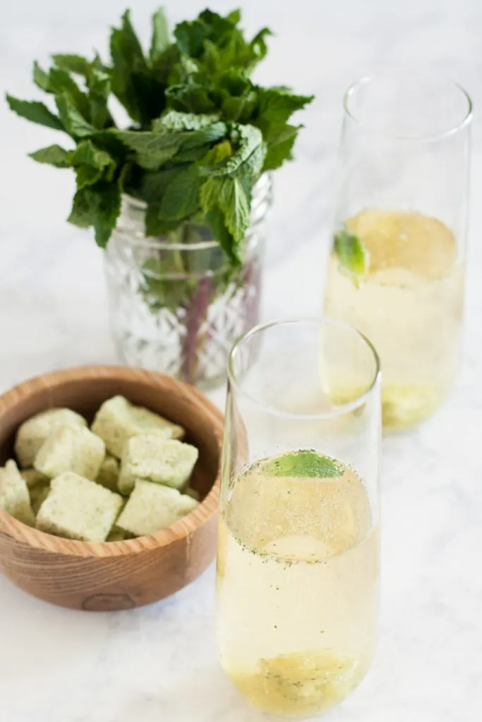 Make these sparkling mint juleps with non-alcoholic cider for a family friendly brunch drink! * Recipe on GoodieGodmother.com