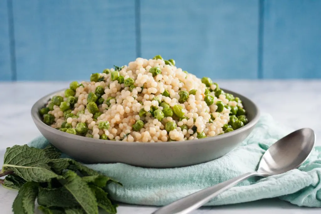 Use fresh or frozen peas to make this mint pea couscous. The recipe is perfect for spring! * GoodieGodmother.com