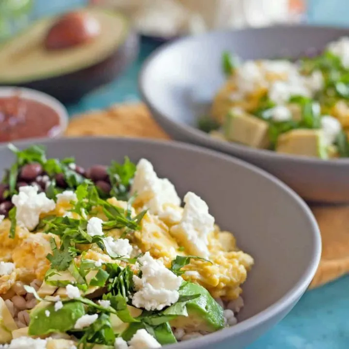 Filling and easy to prepare, these hearty Southwestern Barley Breakfast Bowls make a great whole foods breakfast option. * GoodieGodmother.com