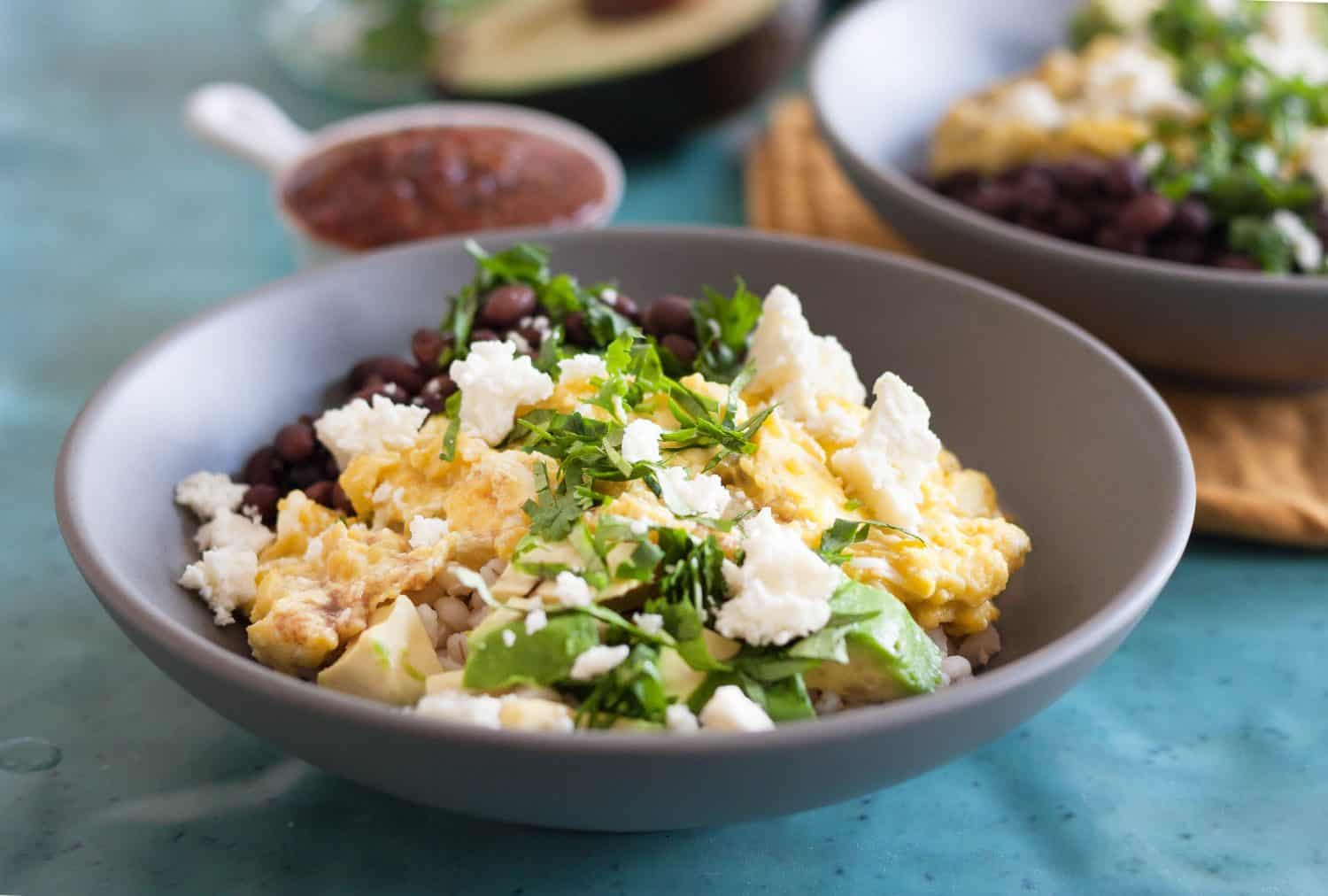 Filling and easy to prepare, these hearty Southwestern Barley Breakfast Bowls make a great whole foods breakfast option. * GoodieGodmother.com