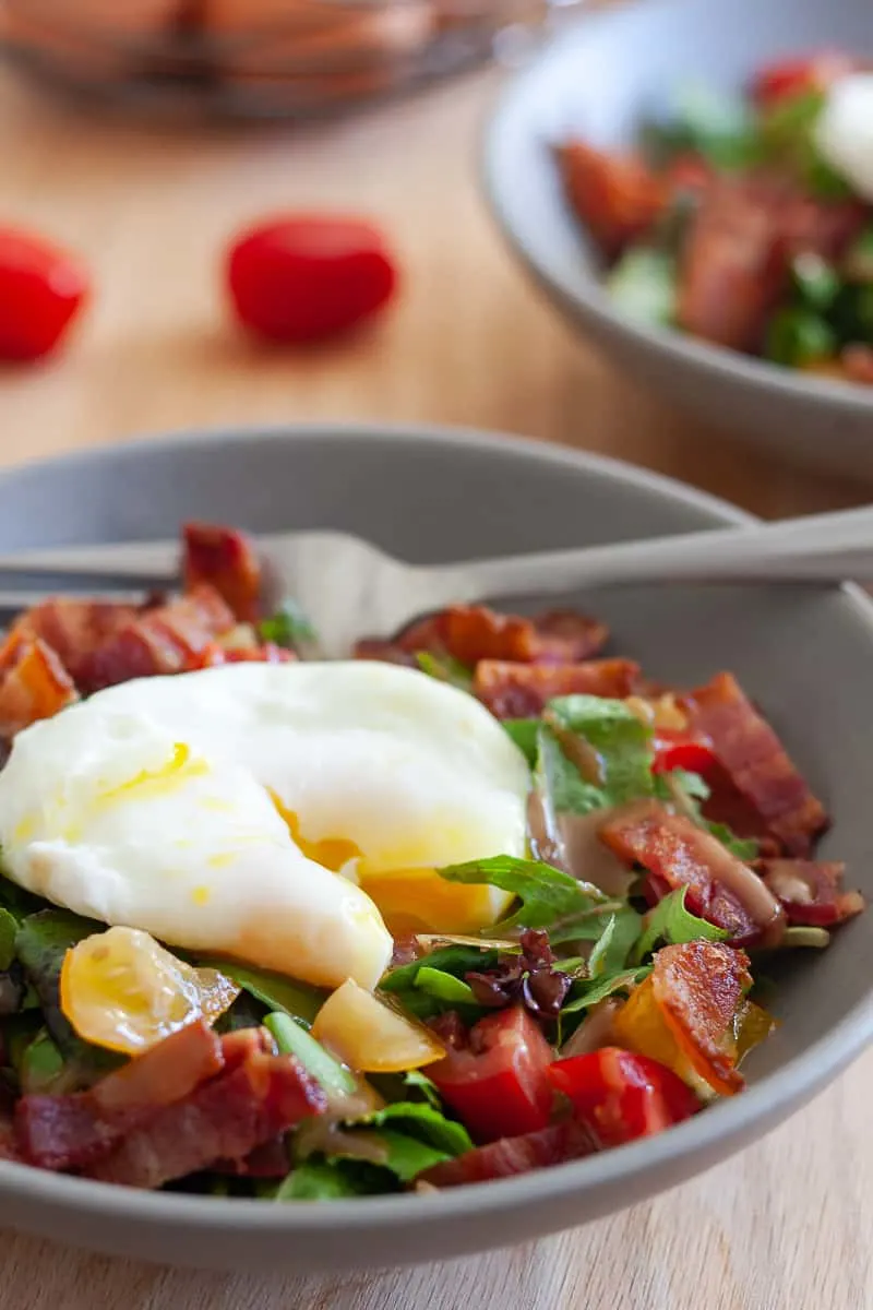 Add greens to your breakfast with this delicious breakfast salad recipe! The maple vinaigrette is amazing... #breakfast #salad #lowcarb #bacon