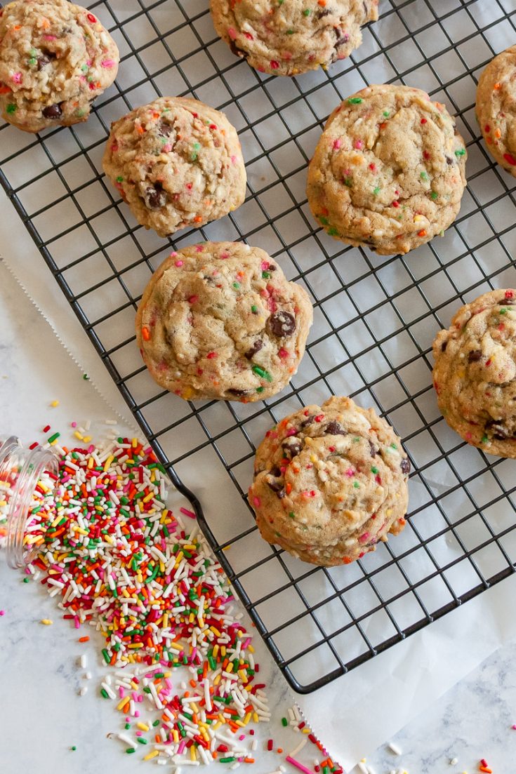 Everybody loves sprinkles! Make your next batch of cookies colorful with this funfetti chocolate chip cookies recipe! * Recipe on GoodieGodmother.com