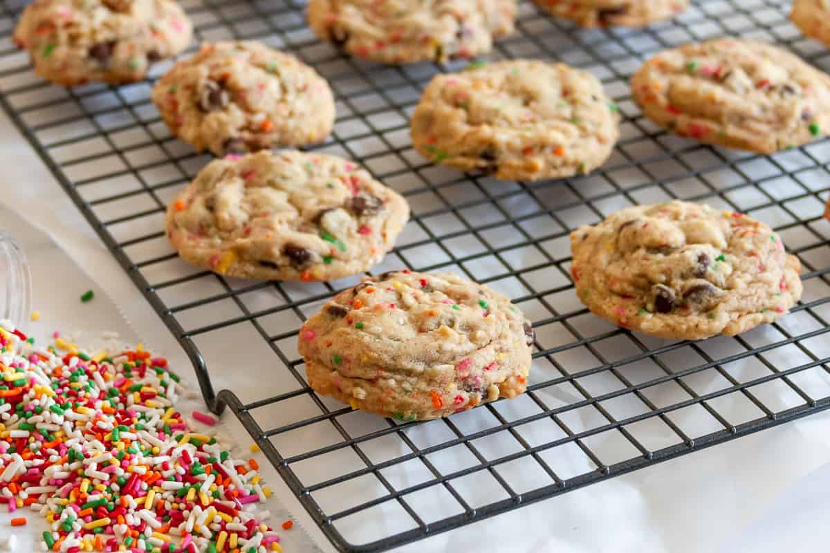Everybody loves sprinkles! Make your next batch of cookies colorful with this funfetti chocolate chip cookies recipe! * Recipe on GoodieGodmother.com
