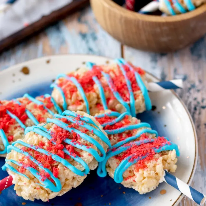 Add a little pop to your dessert table with these Fourth of July Rice Krispie Treats! These popsicle shaped crispy rice treats are a perfect no bake patriotic dessert. * GoodieGodmother.com