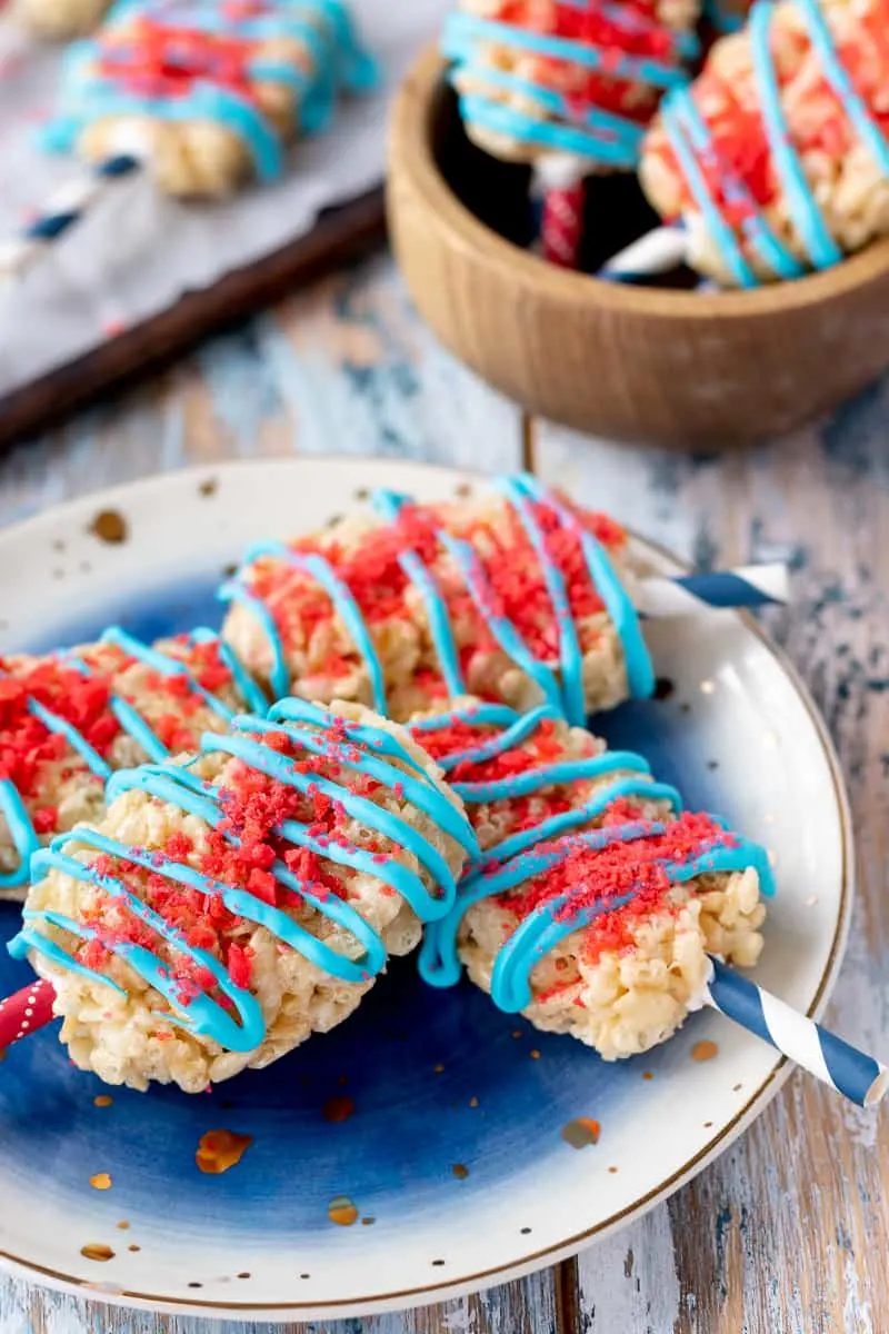 Add a little pop to your dessert table with these Fourth of July Rice Krispie Treats! These popsicle shaped crispy rice treats are a perfect no bake patriotic dessert. * GoodieGodmother.com