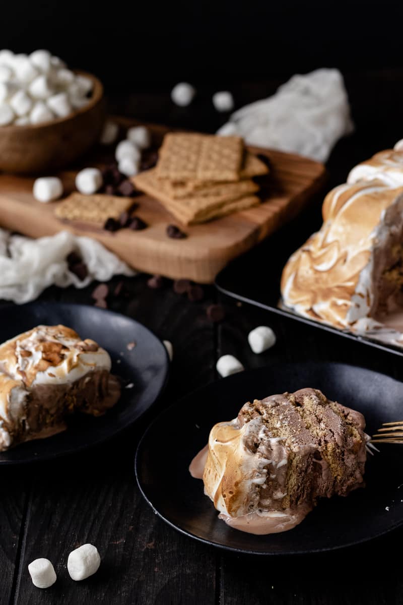 Keep things cool with this take on summer's hottest dessert! A no bake s'mores ice cream cake is always a party hit, and easy to make. #howtomake #nobake #smores