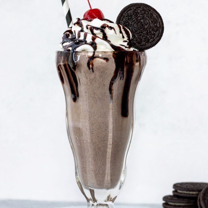 Satisfy your milkshake cravings at home with this creamy cookies n' cream milkshake! Get all the tips you need for perfect restaurant style milkshakes at home. #easyrecipes #milkshakes #cookiesncream #howtomake #summerrecipes #nobake