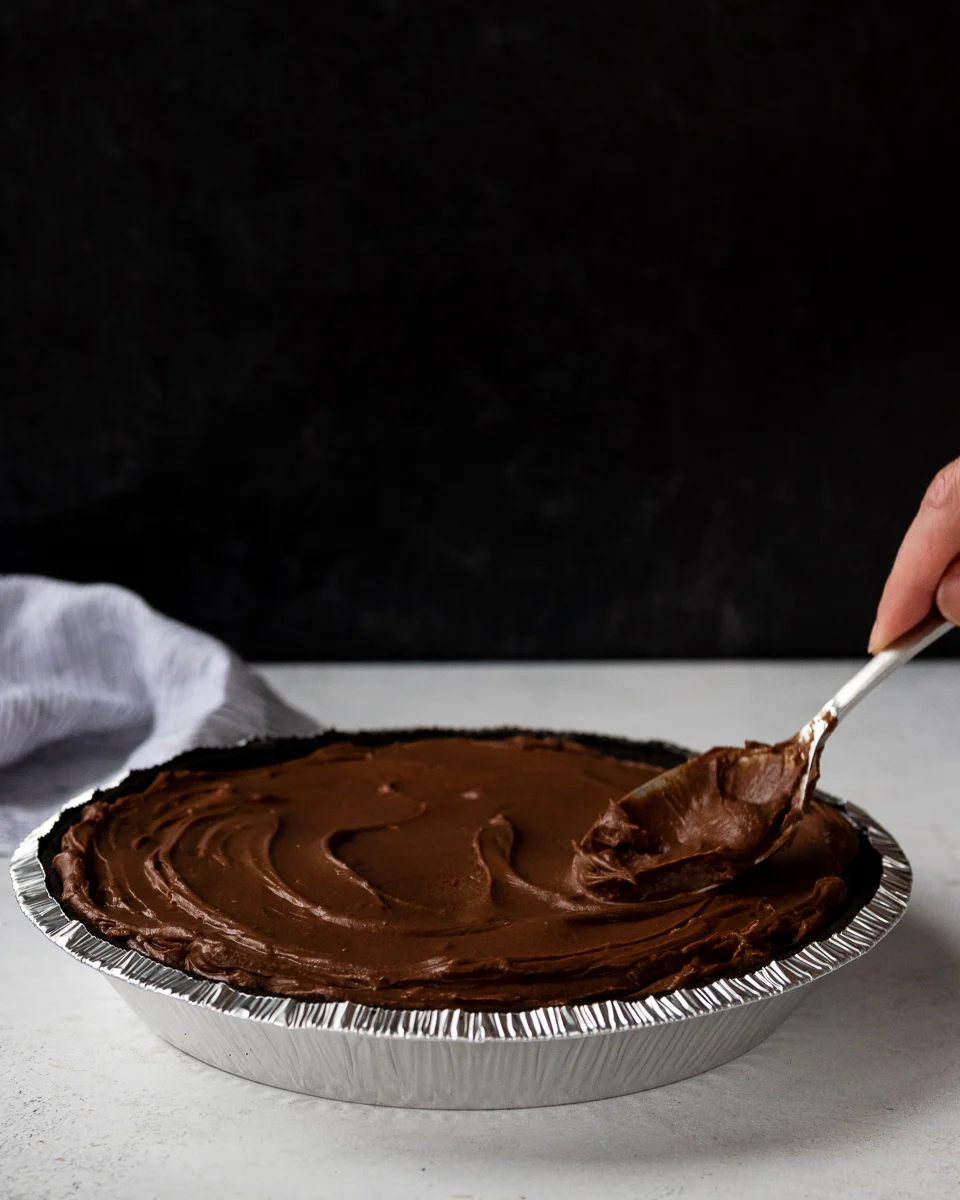use the back of a spoon or offset spatula to smooth out the pudding in your chocolate pudding pie - especially helpful if you made the pudding in advance! 