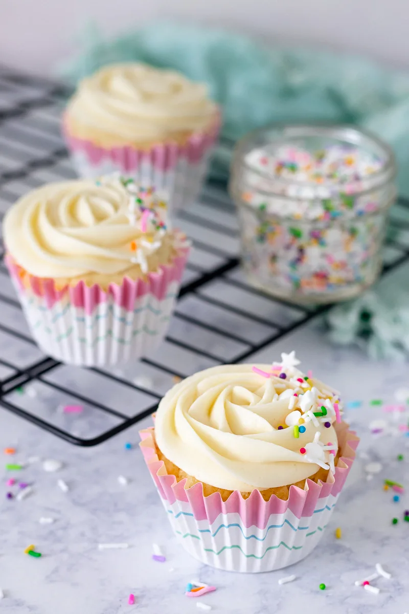 cupcake recipe for a small party - this vanilla cupcake recipe makes 4