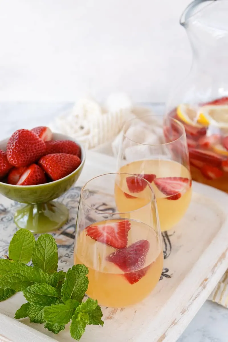 A delicious sparkling summer punch for barbecues!